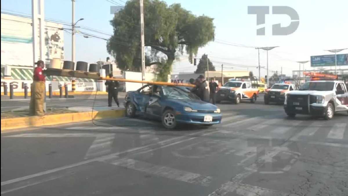 Auto choca en la carretera federal México-Pachuca. Foto: (TD)