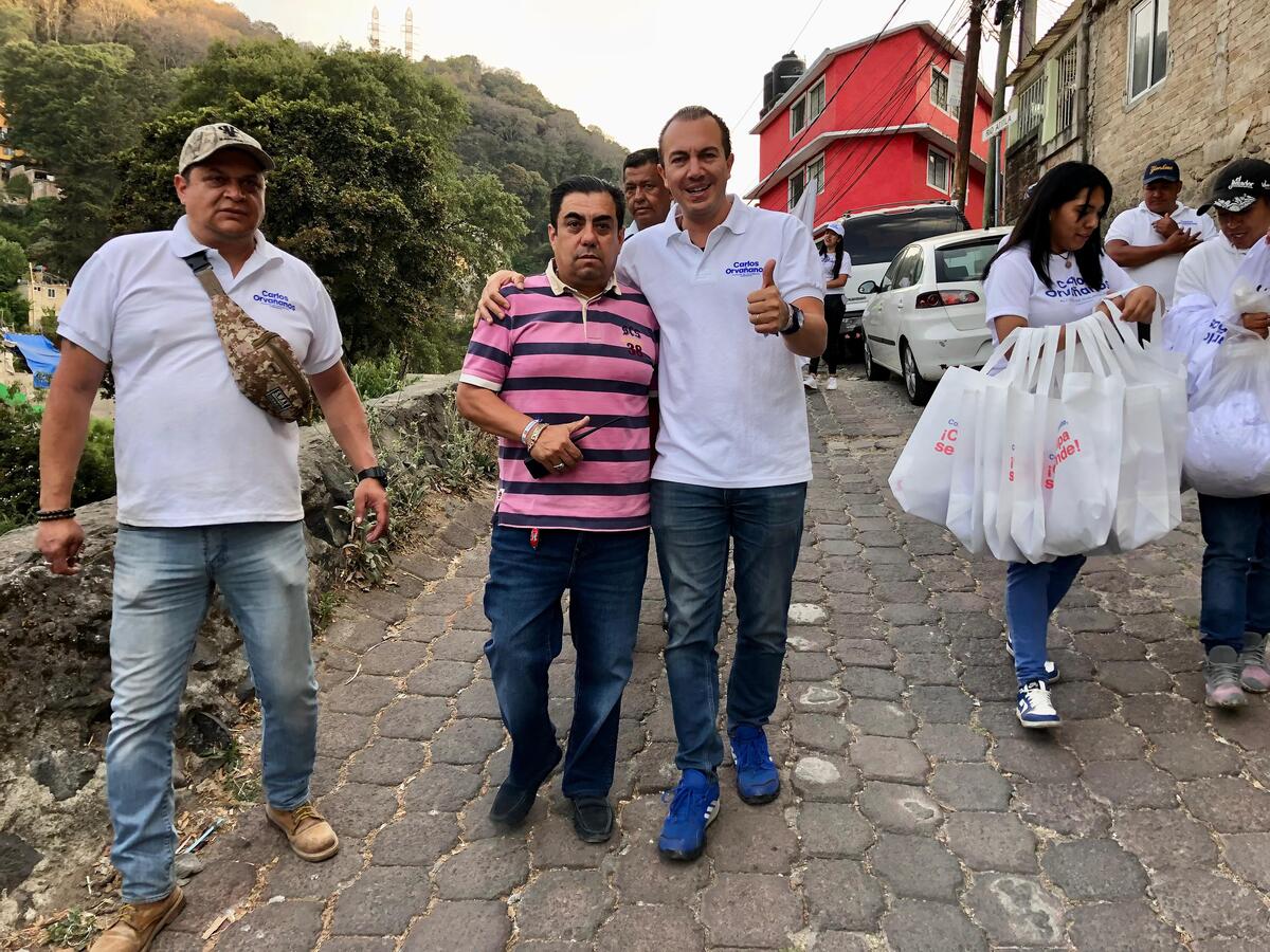 Carlos Orvañanos, candidato de la coalición PRI, PAN y PRD en campaña electoral por Cuajimalpa