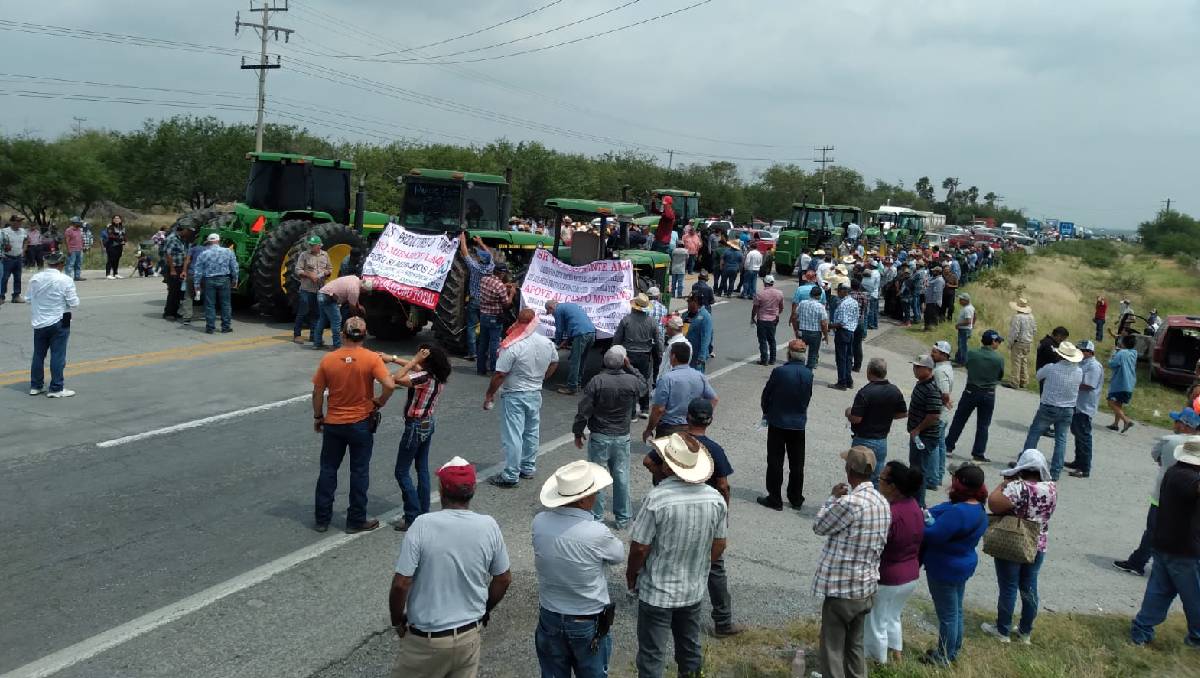 Protestan agricultores en carretera de Tamaulipas.