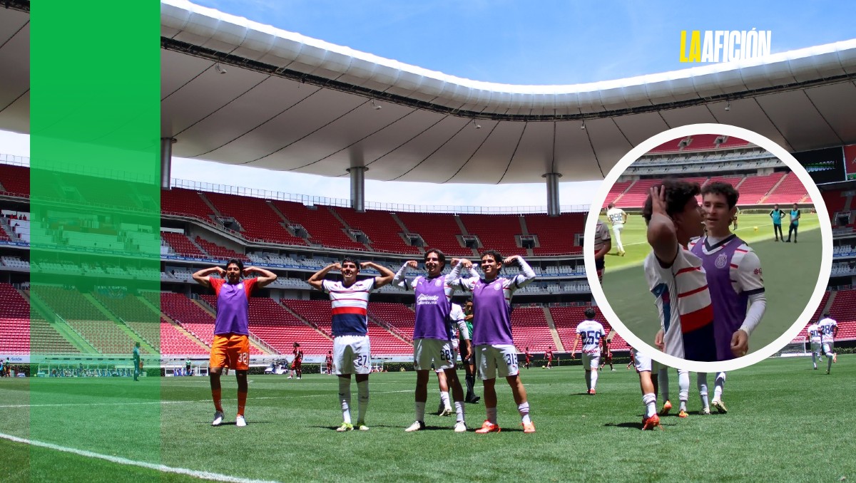 Chivas se llevó la final de ida ante Atlas y festejaron como el Chicharito  (Fotos: Imago7 y Especial | Diseño: La Afición)