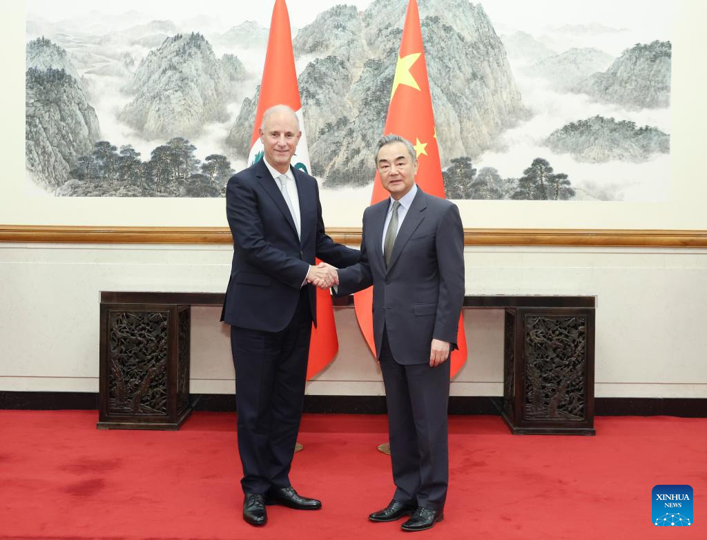 El ministro de Relaciones Exteriores de China, Wang Yi, sostiene conversaciones con su homólogo de Perú, Javier González-Olaechea Franco (Xinhua/Ding