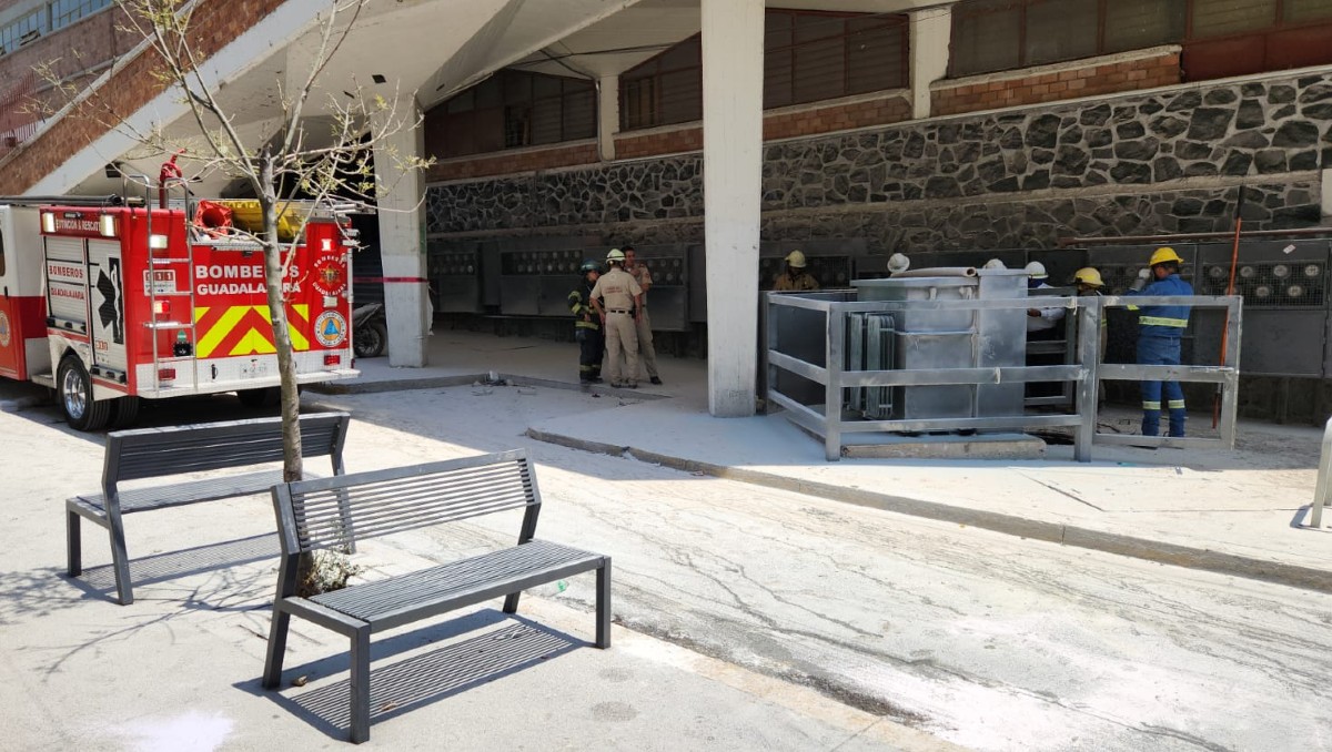 Bomberos de Guadalajara vigilan zona tras incendio de transformador del mercado San Juan de Dios (Juan Carlos Munguía)