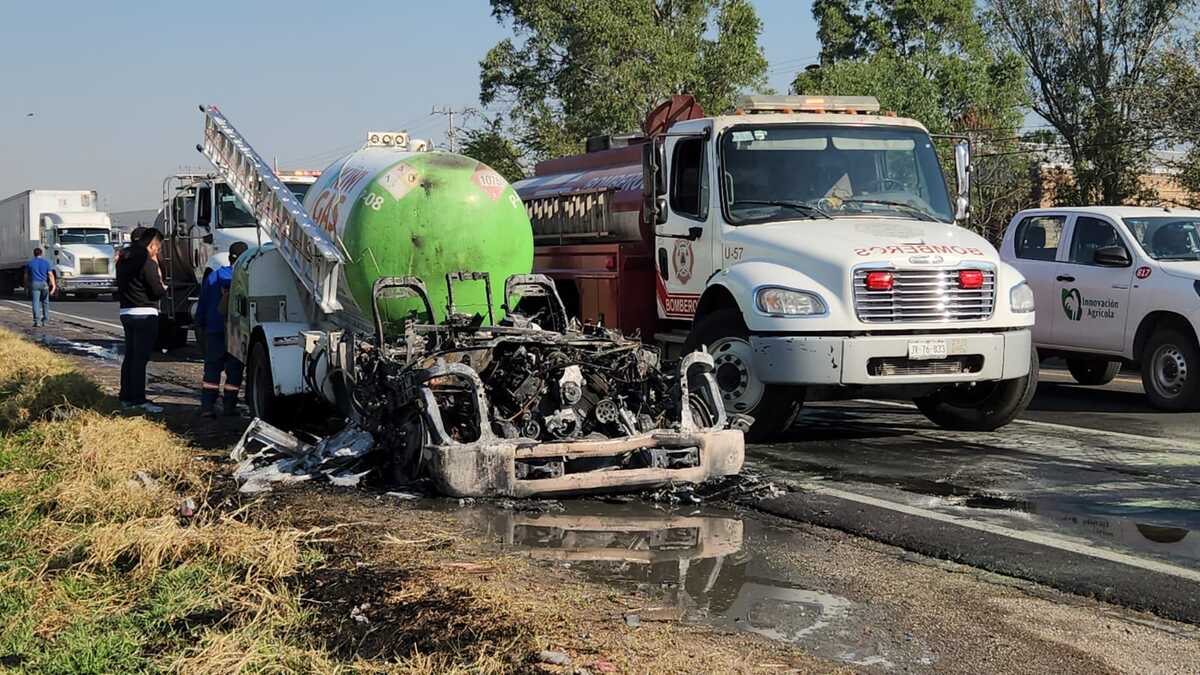 Camión repartidor de gas LP se incendia del motor y detiene circulación en Tlajomulco (Juan Carlos Munguía)