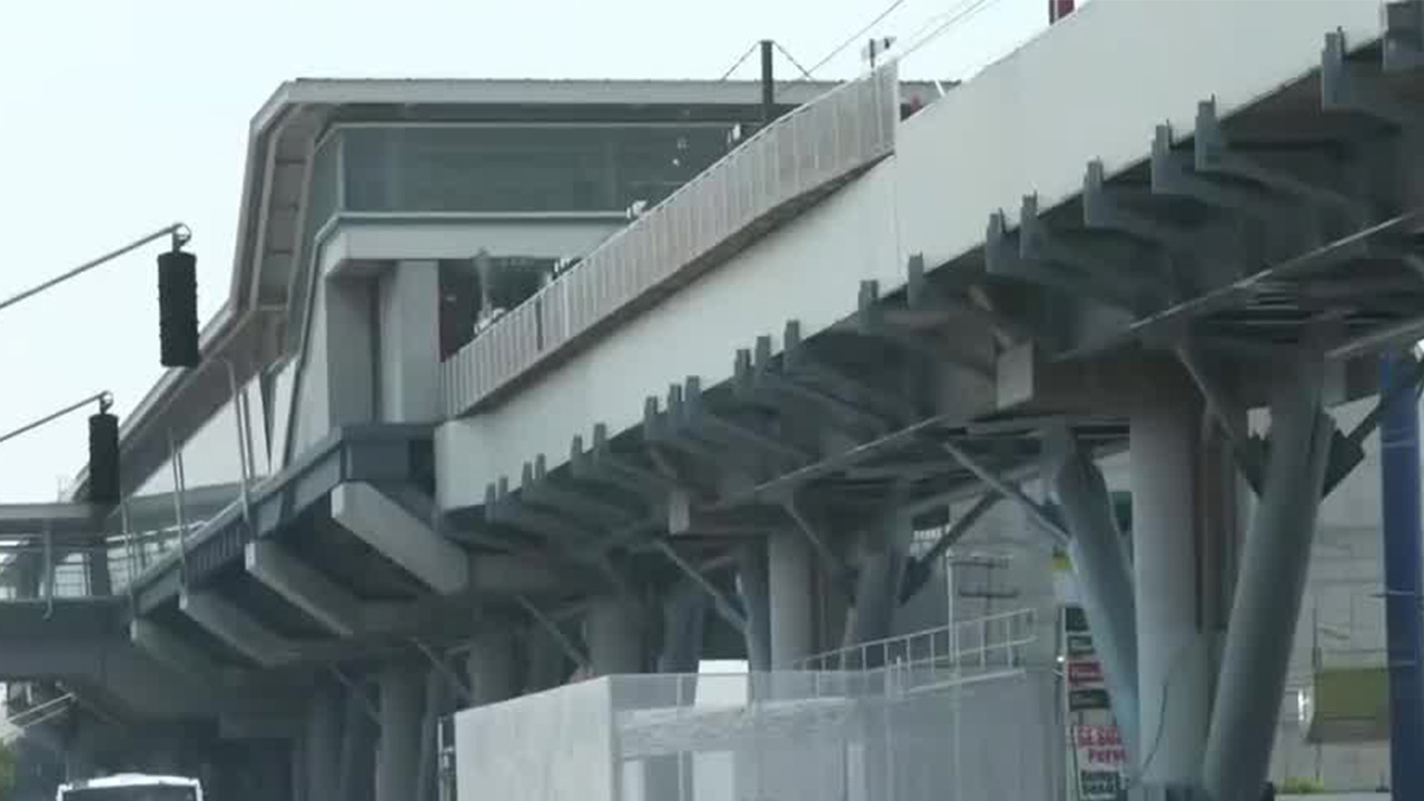 Familiares de las víctimas de la línea 12 se manifiestan en las instalaciones del Metro, CdMx