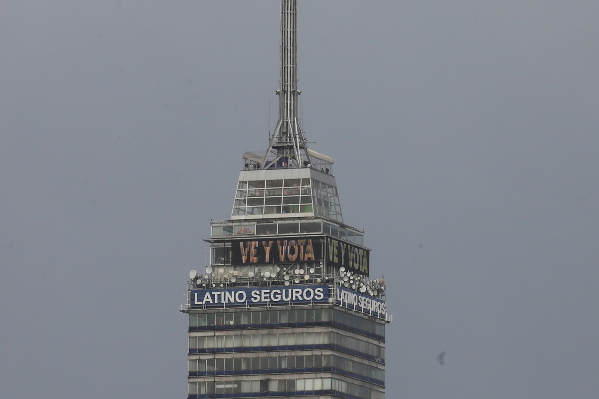 Torre Latinoamericana invita a capitalino a votar. (Foto: Jorge Carballo)