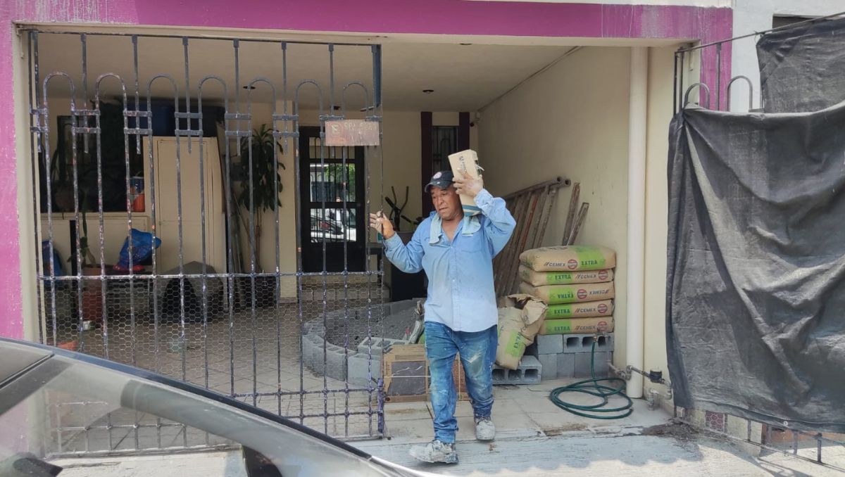 Para trabajar como albañil se necesita fuerza y resistencia. Francisco Zúñiga