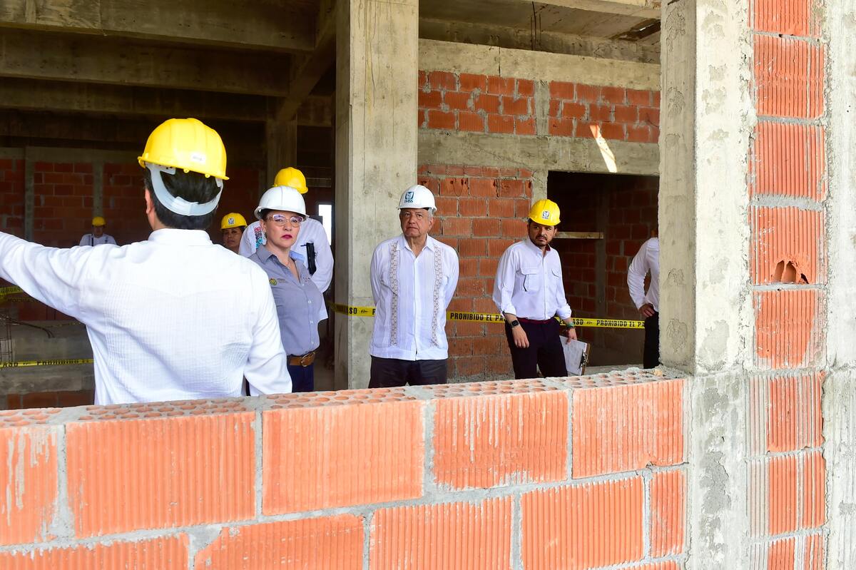 AMLO supervisa construcción de hospital del IMSS. | X