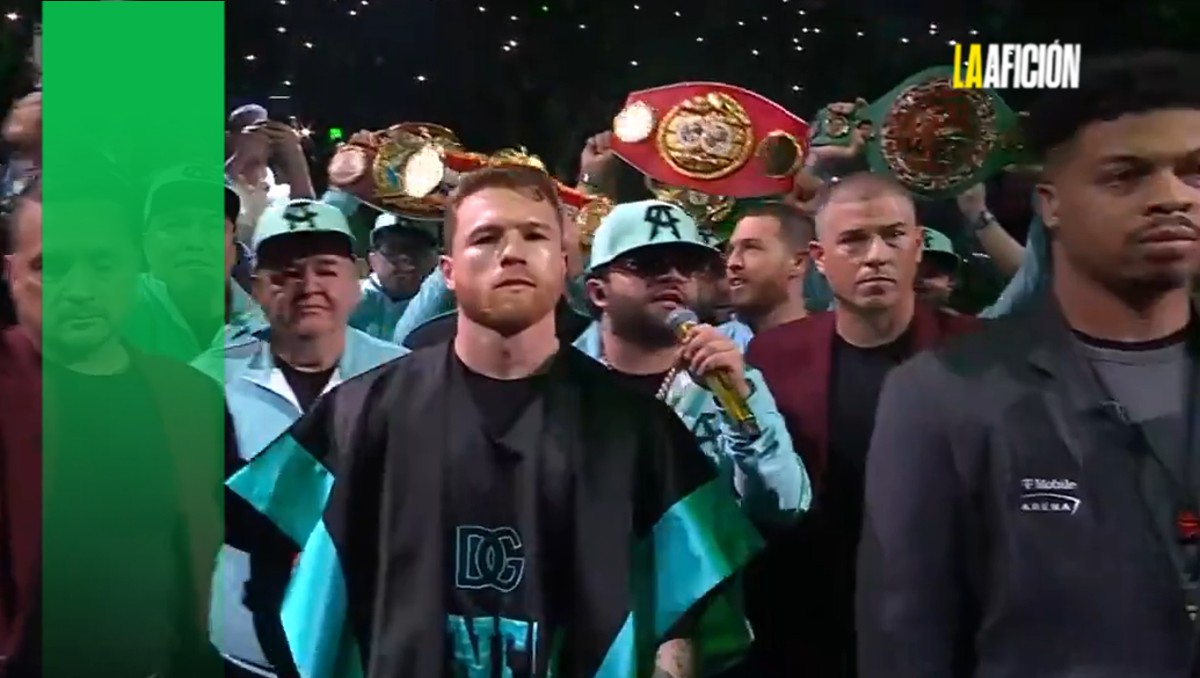 Canelo' Álvarez hace espectacular entrada con corrido de Luis R. Conriquez  (Captura TV Azteca)