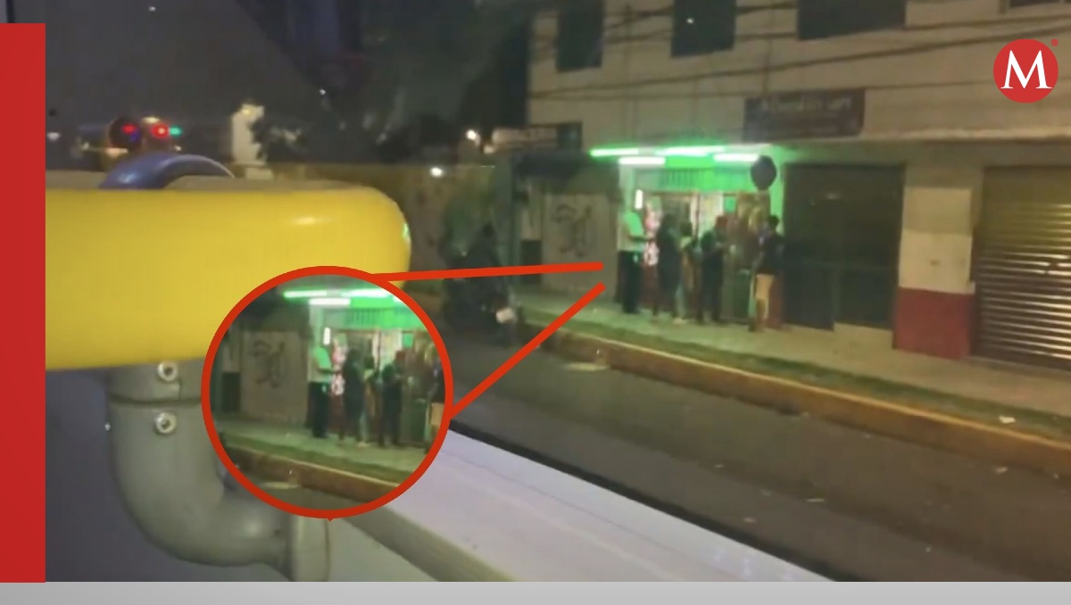 El chofer de la unidad bajó unos momento  a comprar una bebida | X