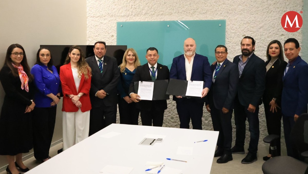 Firma del convenio entre AMPi e Infonavit.