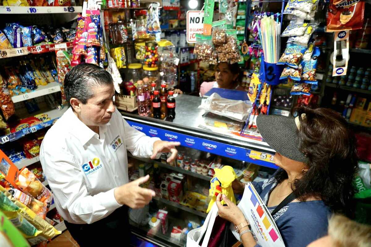 Giovani Gutiérrez en recorrido de campaña por el Barrio de la Magdalena, Coyoacán.