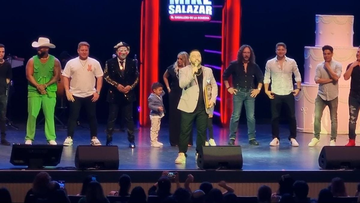 Mike Salazar celebró a lo grande sus XV años como comediante. Ángel Martínez