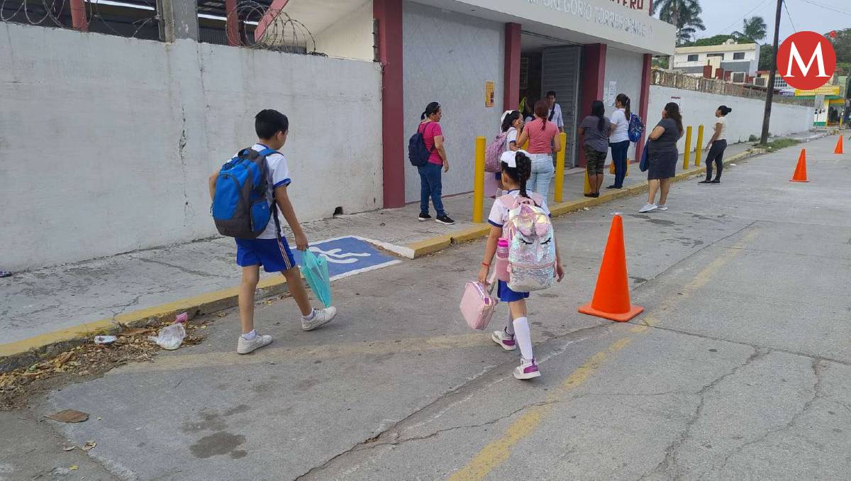 Alumnos de Tampico acuden con uniforme de deportes ante altas temperaturas. (Jesús Alberto García)