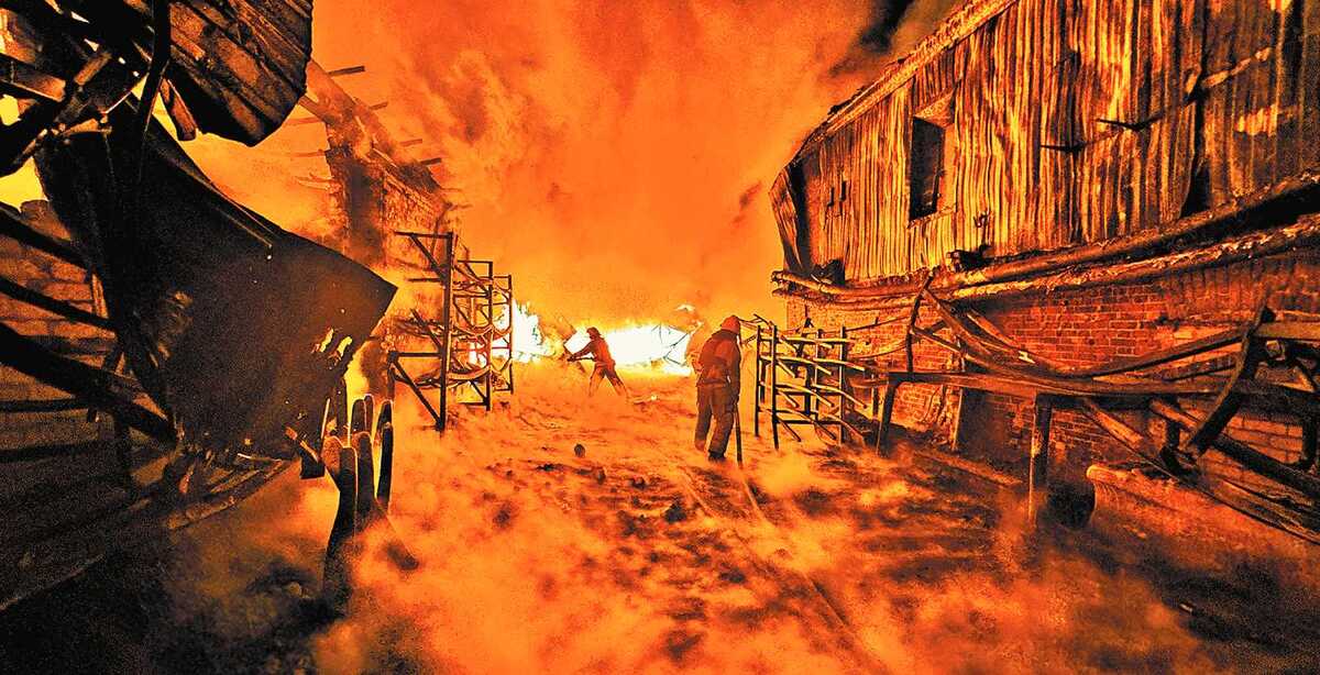 Bomberos intentan apagar un incendio provocado por la ofensiva de un dron ruso en Kharkiv, Ucrania. Vitalii Hnidyi/Reuters