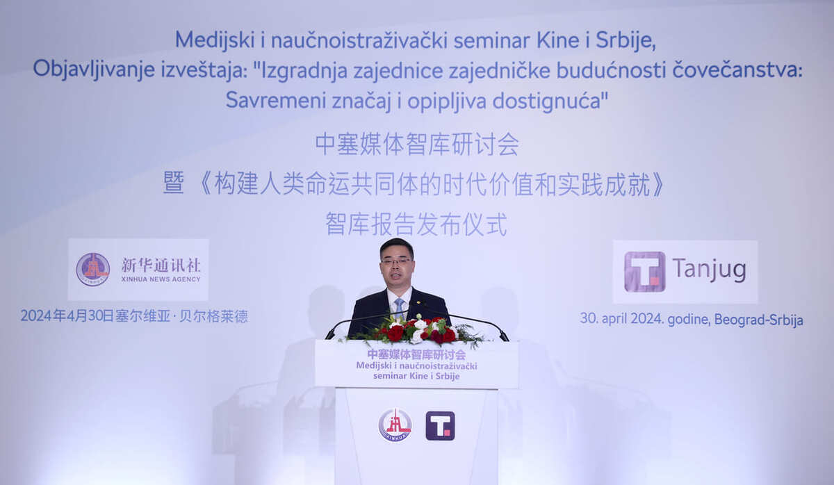Chen Guanfu, presidente de PowerChina, pronuncia un discurso en un foro de medios de comunicación y grupos de expertos de China y Serbia
