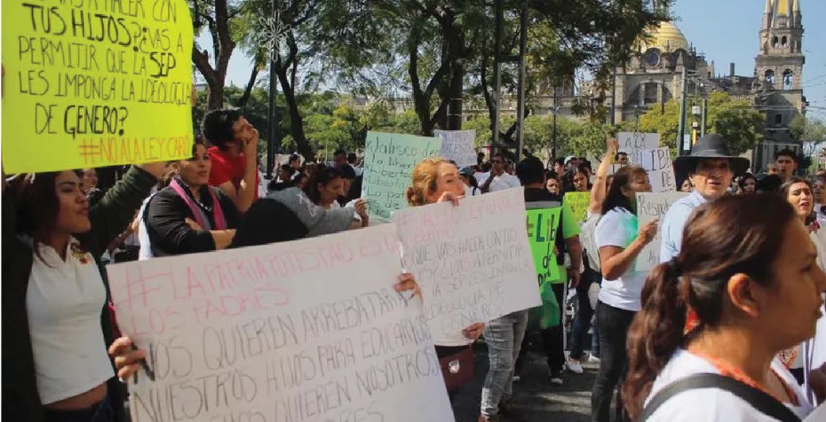 En 2019, decenas de personas se manifestaron en el centro de Guadalajara contra reforma para castigar “terapias de conversión”.CORTESÍA
