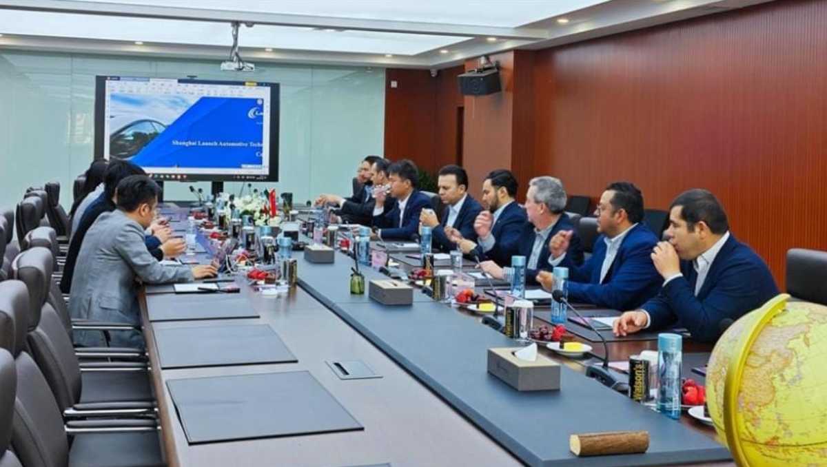 Esteban Villegas, gobernador de Durango, y Simon Zhao, director de Solarever, interesados por vehículos de barrido no tripulados. | Especial