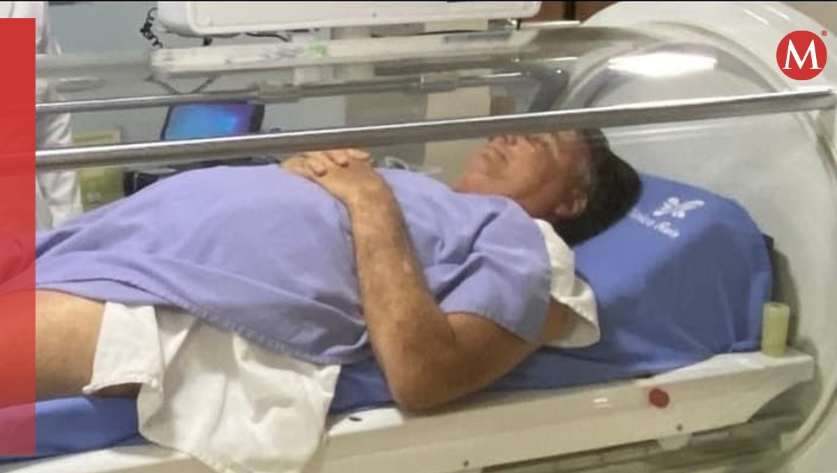 El hijo de Jair Bolsonaro compartió una fotografía del ex presidente internado. | X