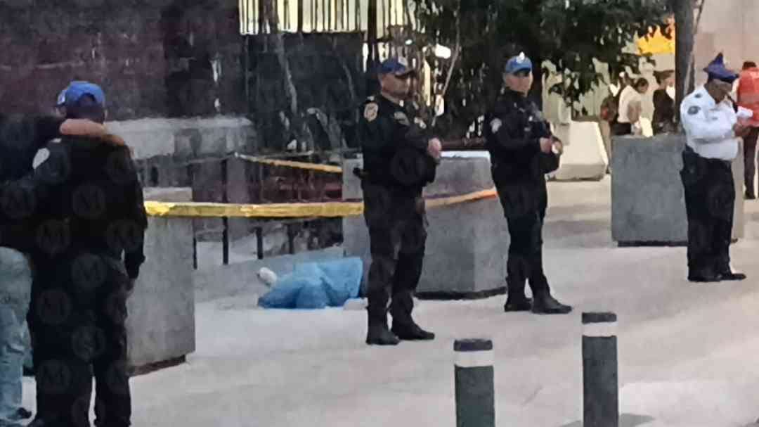 SSC resguarda el cuerpo de una persona que aparentemente sufrió un infarto al exterior del Metro Bellas Artes
