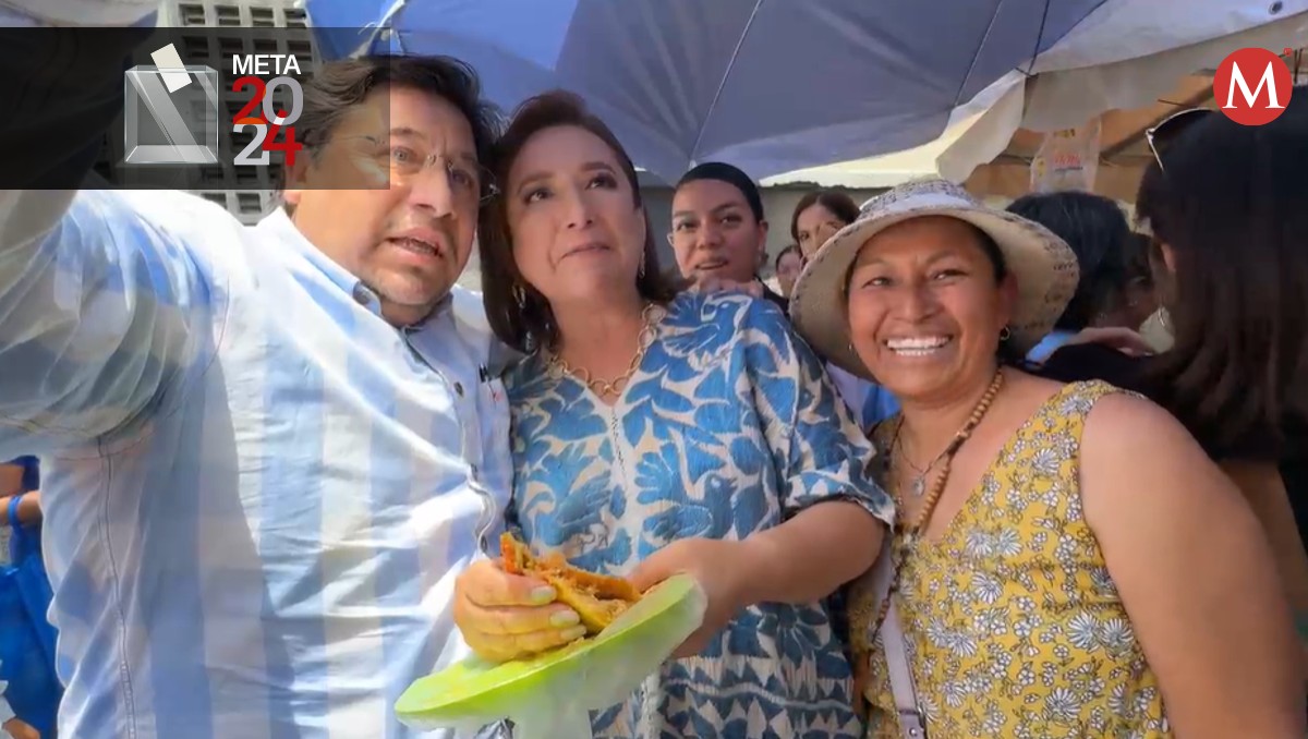 Xóchitl Gálvez se come unas gorditas durante su visita a Celaya