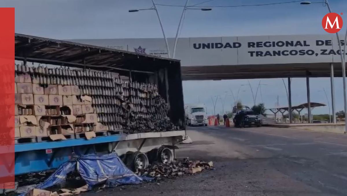 Los agresores detuvieron e incendiaron tres tráileres y huyeron hacia la capital del estado. (Foto: Especial)