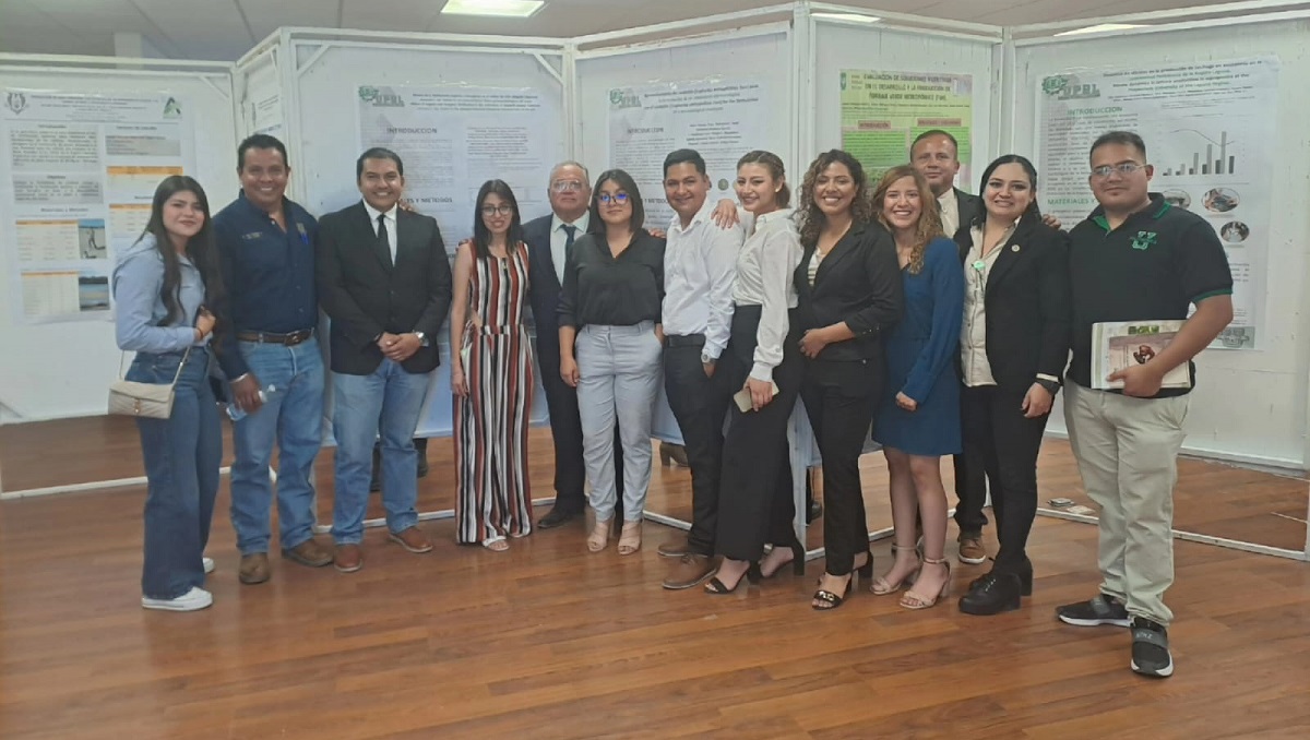 Alumnos y maestros participantes en el Simposio Nacional de Agricultura Orgánica. (cortesía)