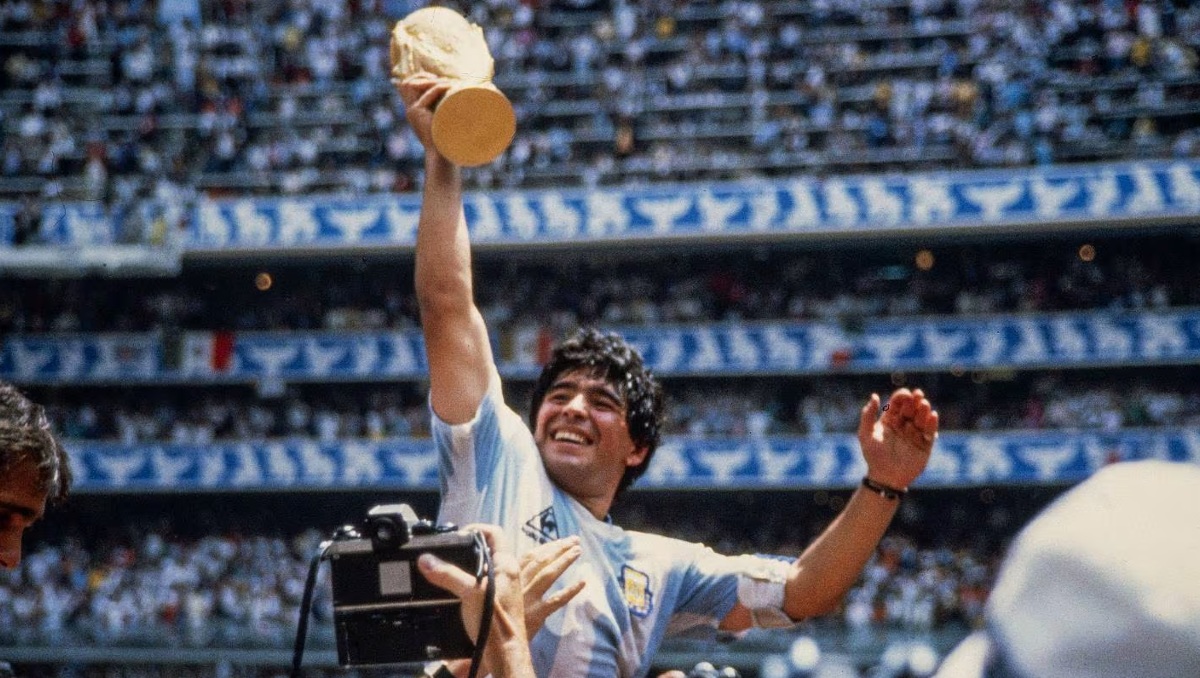 Balón de Oro de Maradona de 1986 desaparecido durante años se subasta en París en junio (Mexsport)