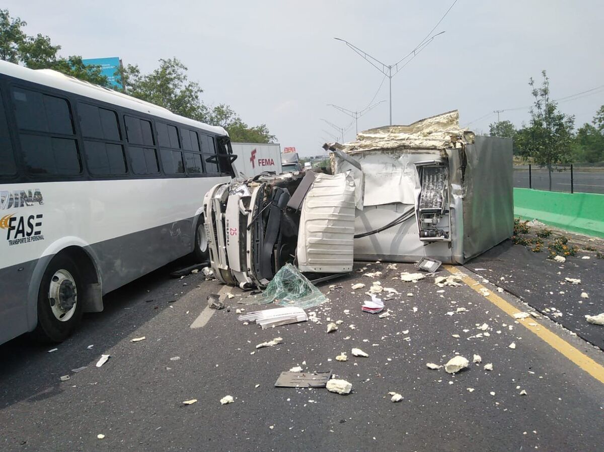 El camión de transporte de personal terminó volcado. Foto: Miranda Arias