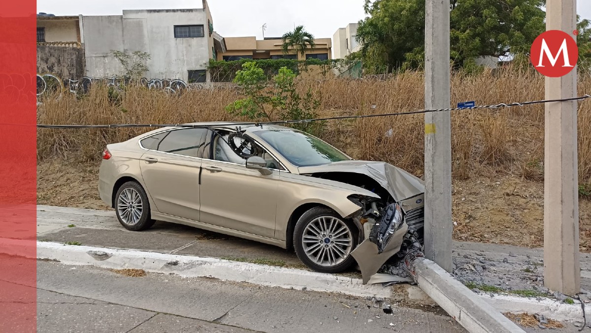 Conductor se duerme al volante y se estampa contra un poste en Tampico