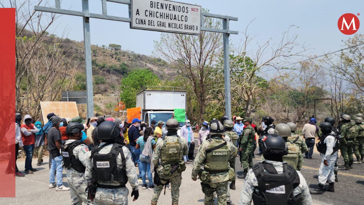 Estudiantes de la Normal Rural Raúl Isidro Burgos realizaron un mitin en la entrada de Chilpancingo. (Foto: Especial)