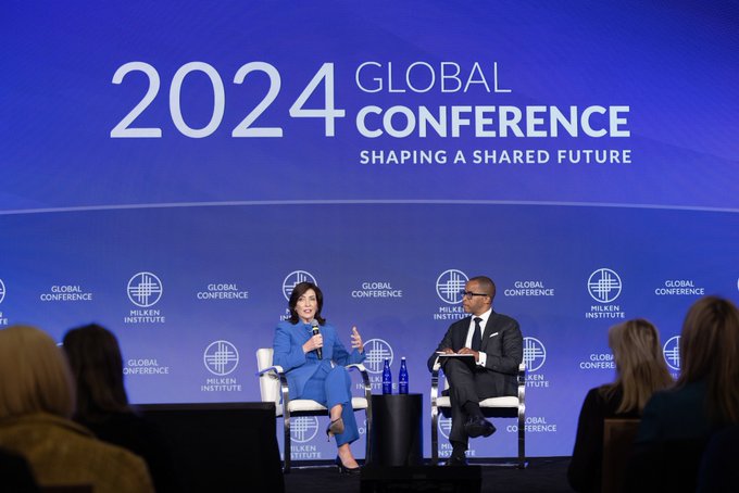 Kathy Hochul en Conferencia Global del Instituto Milken 2024 | Foto: X /@GovKathyHochul