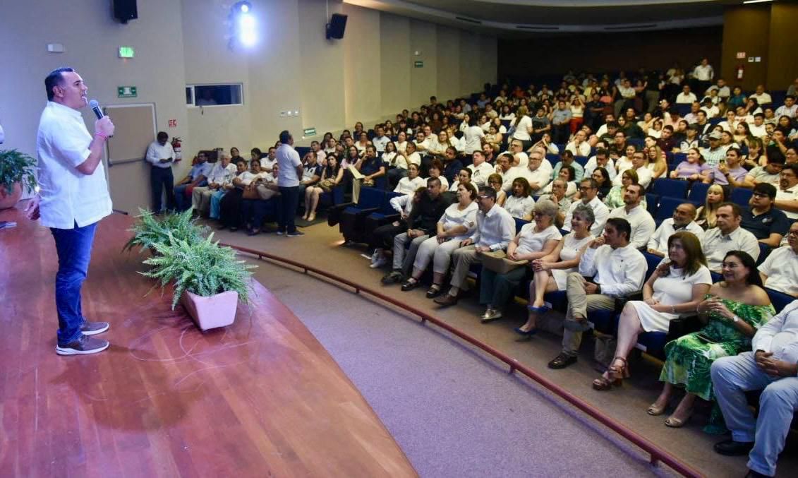 Renan Barrera en la Universidad Autónoma de Yucatán