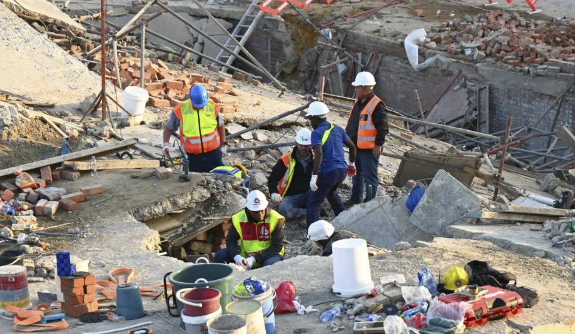 Rescatistas tras derrumbe en Sudáfrica. (Foto: AP)