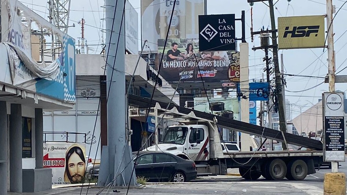 Las vigas de acero que transportaba se atoraron con los cables. Foto: Miranda Arias