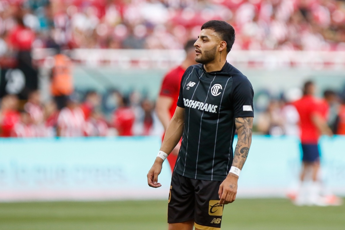 Alexis Vega en el partido ante chivas. (Mexsports)