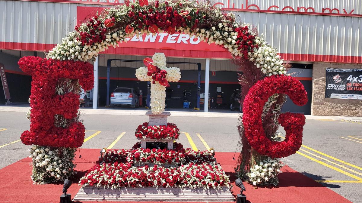 Arreglo de flores para Edgar Guzmán en Culiacán / Especial