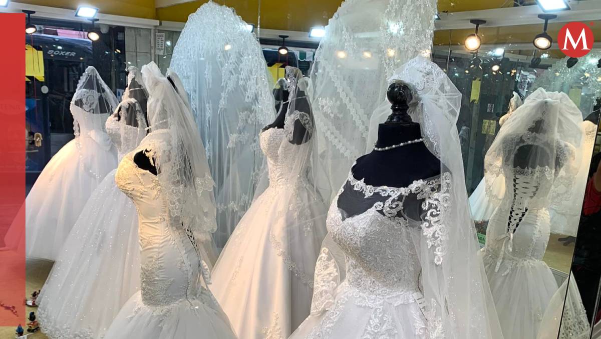 Decenas de vestidos de novia fueron colocados en la vía pública (Especial)