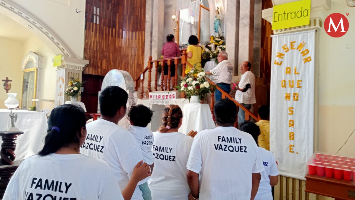 Feligreses acuden a ver el Cristo de las Misericordias en Tampico Alto.
