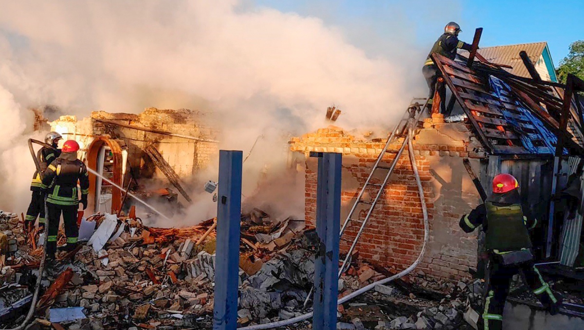 En esta imagen proporcionada por el Servicio Ucraniano de Emergencias, rescatistas trabajan en un edificio dañado | AP