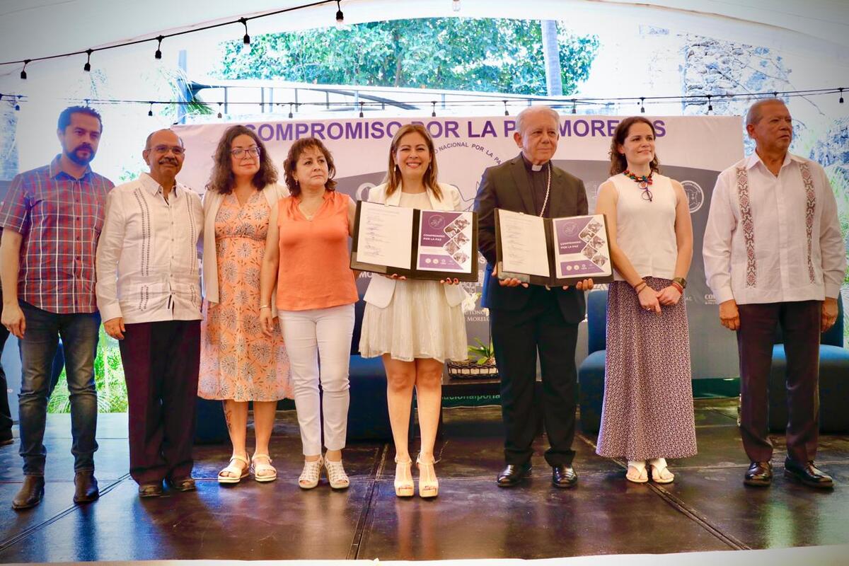 Lucy Meza firma compromiso por la paz. | Especial