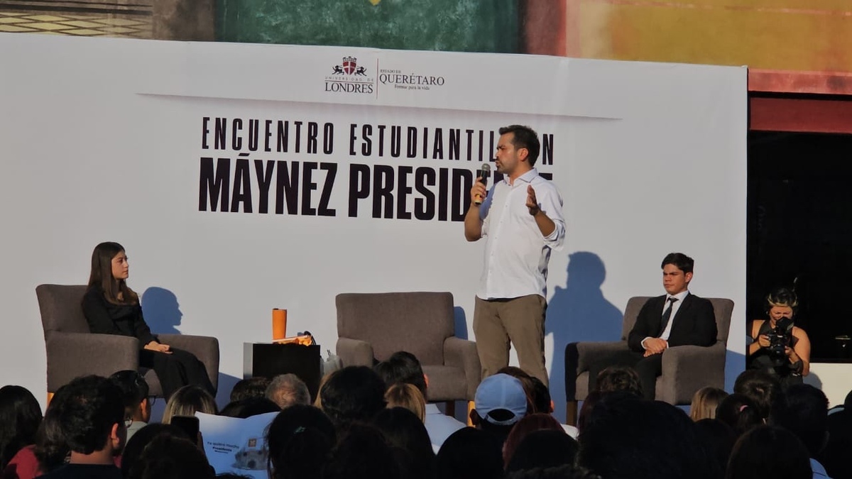 Máynez se reunió con estudiantes de una universidad en Querétaro.