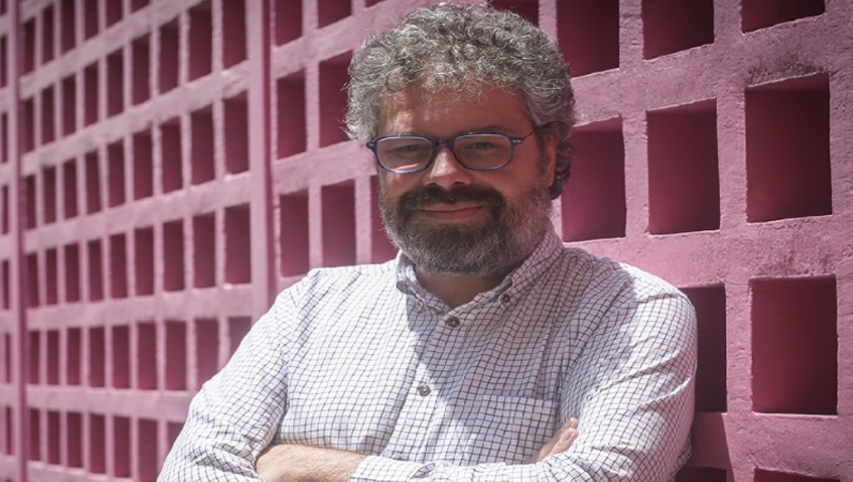 Su novela incluye un código QR con música “un paisaje sonoro muy importante para entender a los personajes”, comenta el escritor. (Araceli López)