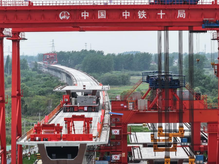 Obra en construcción de la línea ferroviaria de alta velocidad que une Shanghái con Chongqing. (Xinhua/ Ji Chunpeng)