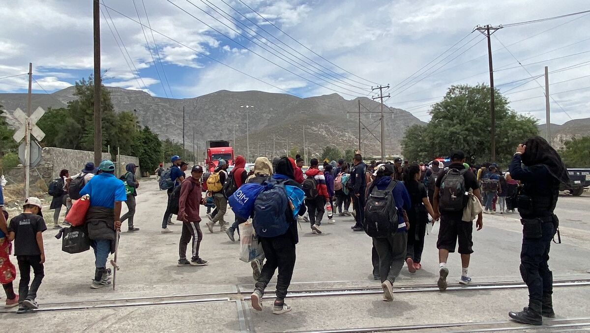Les prohíben el paso por las vías del tren a decenas de migrantes en su llegada a Torreón. | Eunice Muñoz