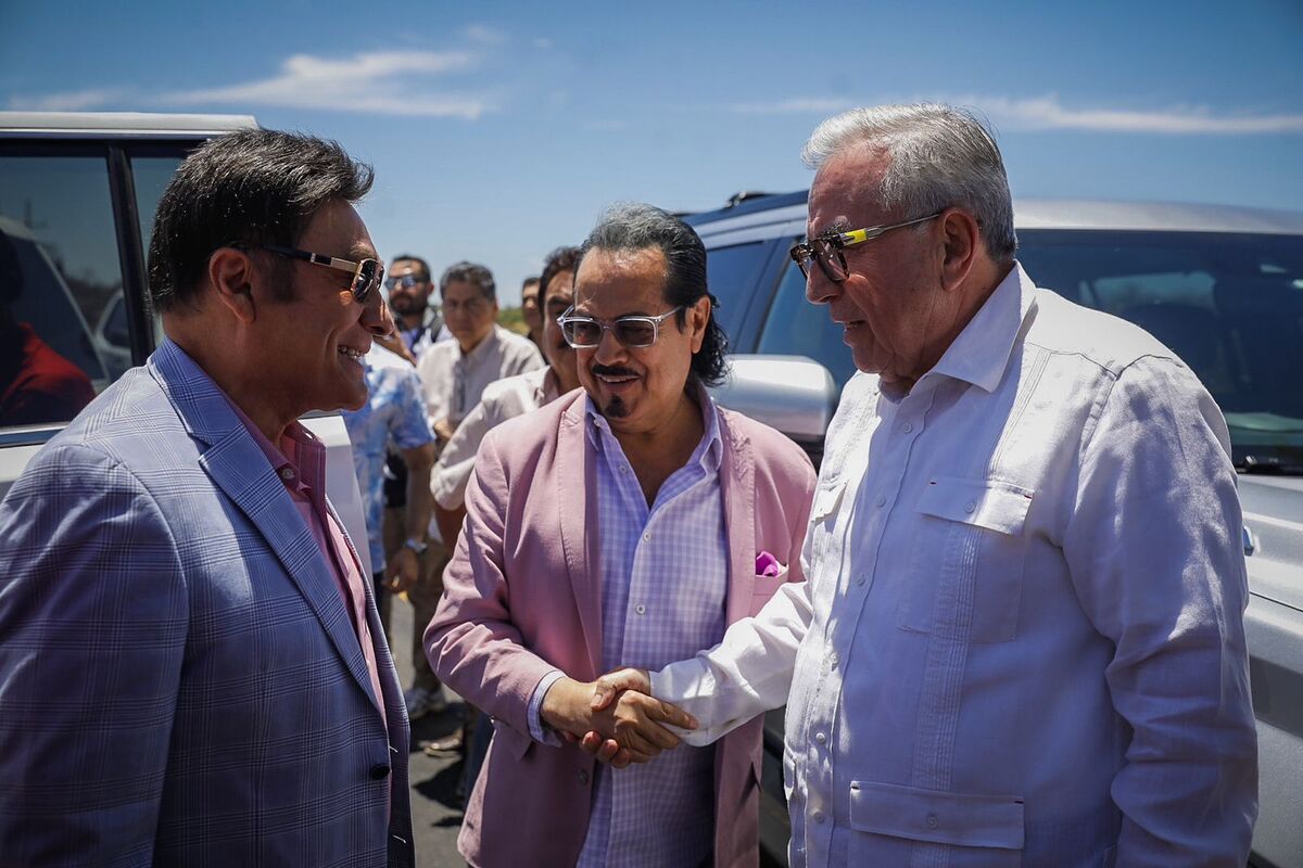 Rubén Rocha en compañía de Los Tigres del Norte por recorrido por Rosa Morada en Sinaloa.