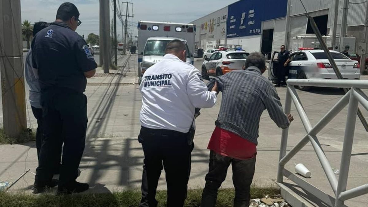 Se reportó a un hombre sobre un puente vehicular. (Especial)