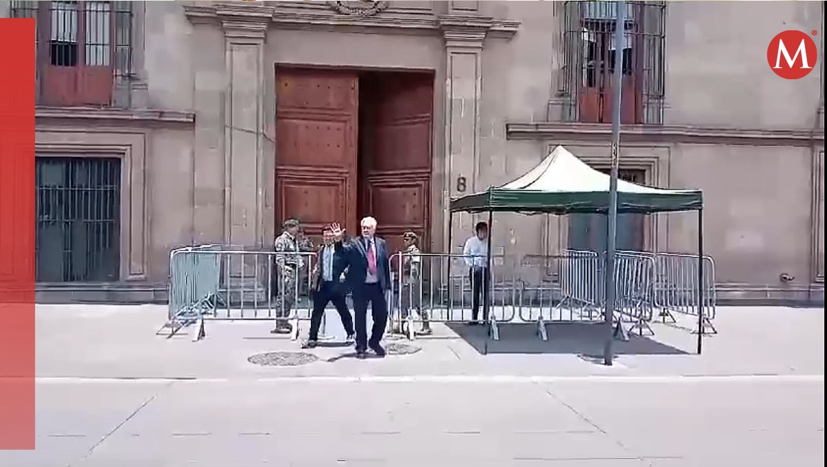 El titular de la CFE, Manuel Bartlett, saliendo de su reunión con el Presidente. | Especial