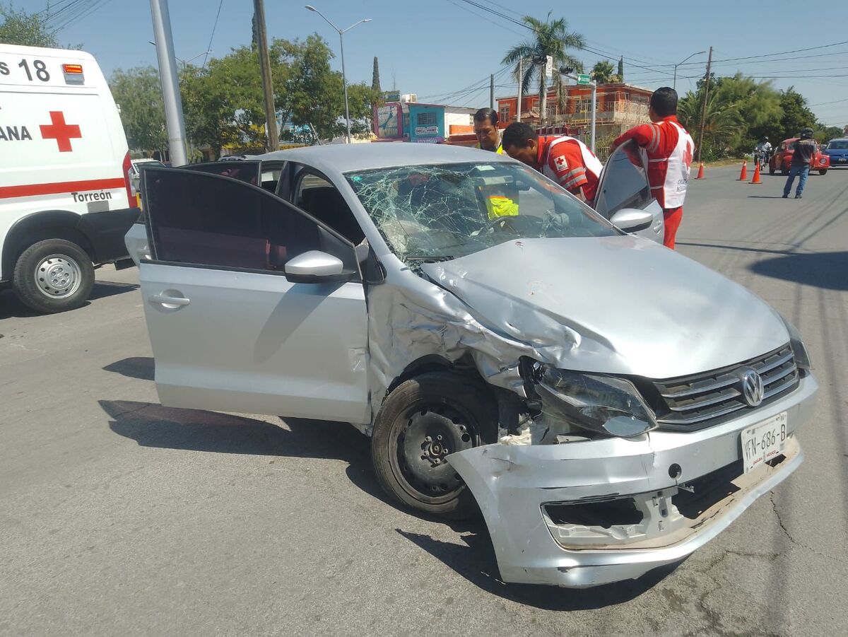 Accidente vial en la avenida Juárez deja a una mujer lesionada. | Eunice Muñoz
