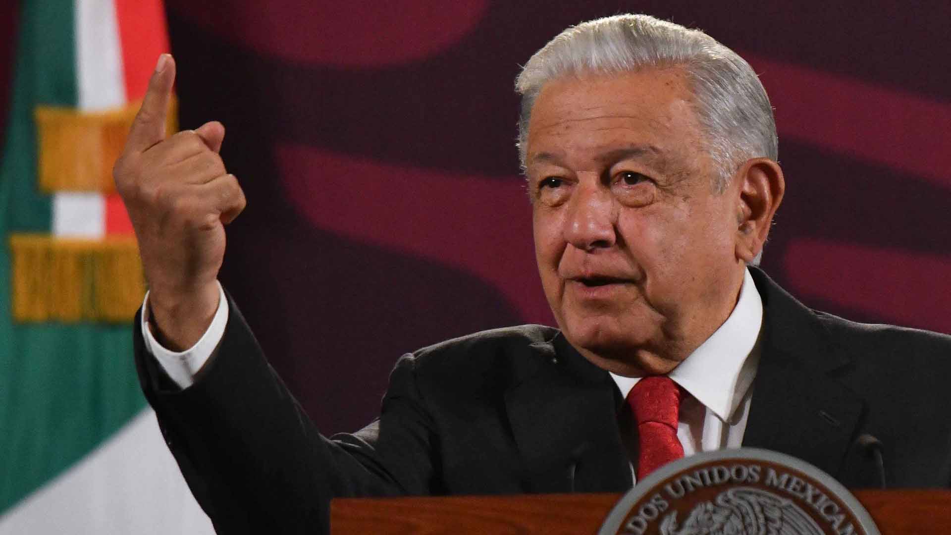 AMLO rechaza que se prohíba el espacio aéreo a Javier Milei; "Me dejó un saludo"