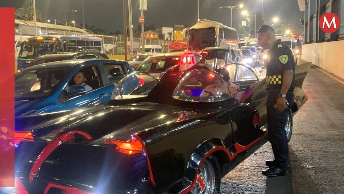 El auto, un modelo clásico guard aun gran parecido con el famoso transporte del caballero de la noche (Especial)